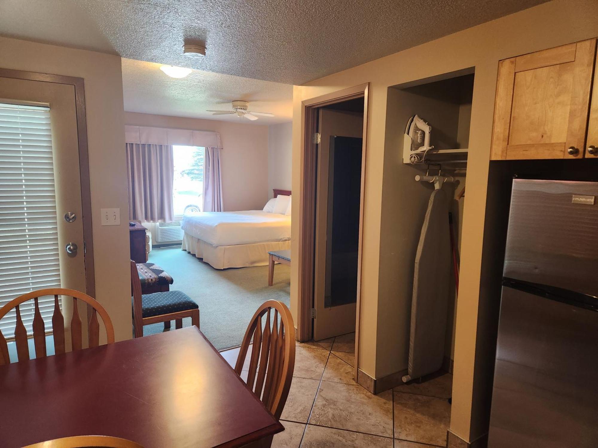 Waterton Lakes Lodge Resort Экстерьер фото