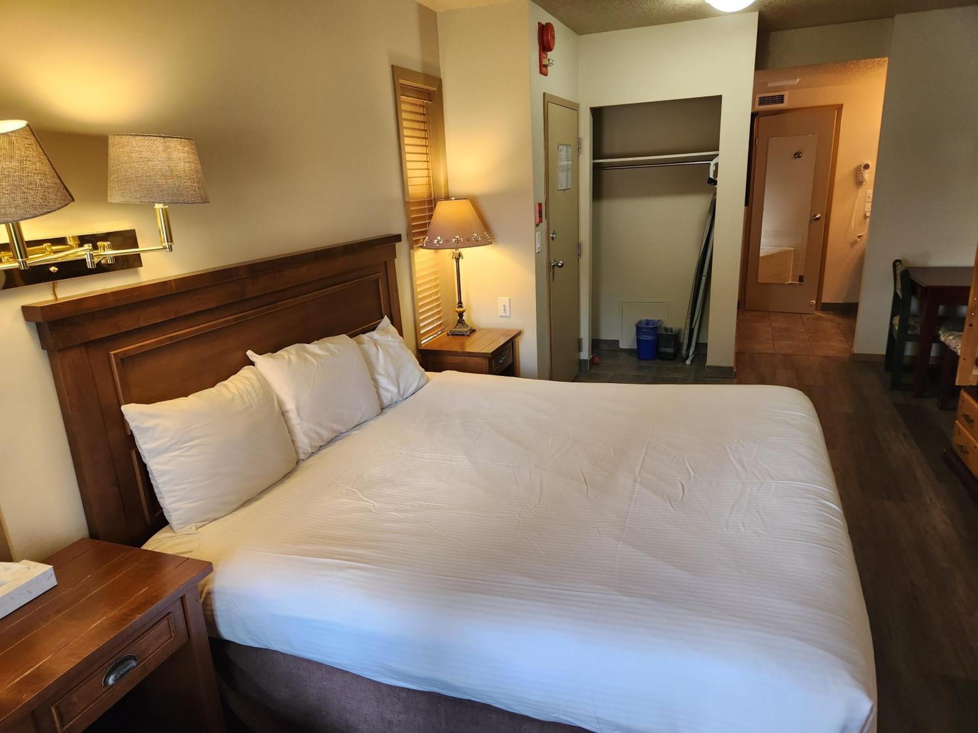 Waterton Lakes Lodge Resort Экстерьер фото