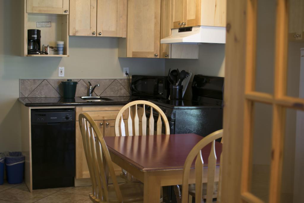Waterton Lakes Lodge Resort Экстерьер фото