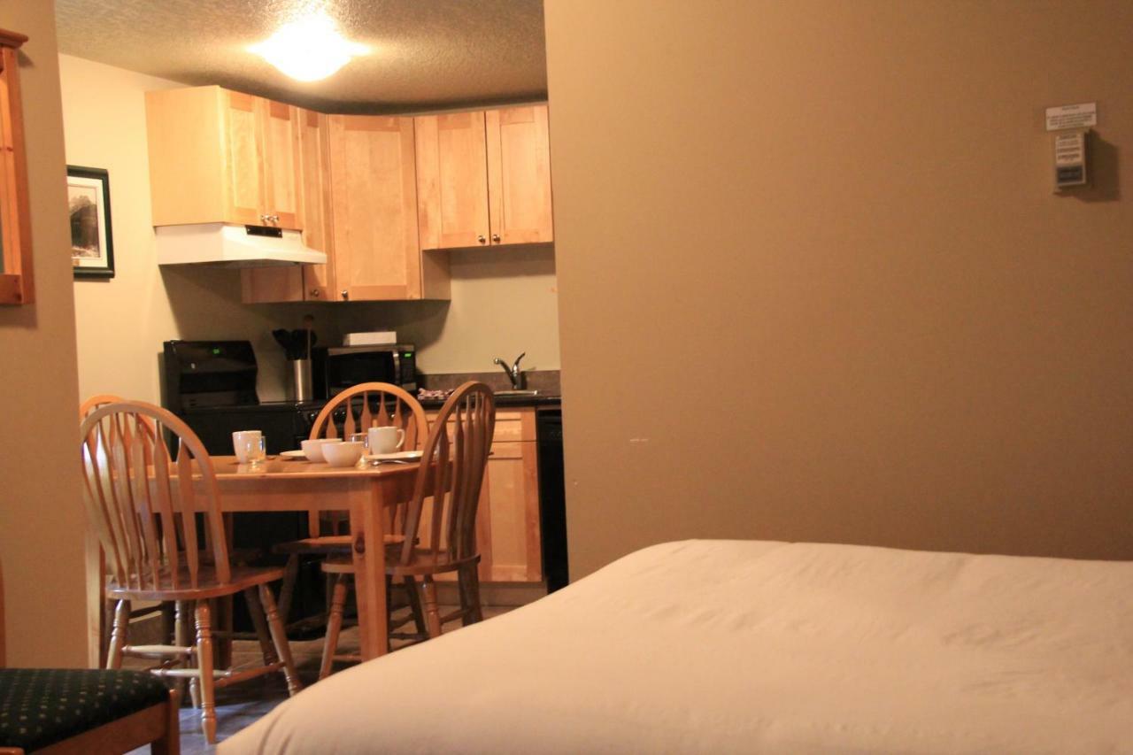Waterton Lakes Lodge Resort Экстерьер фото